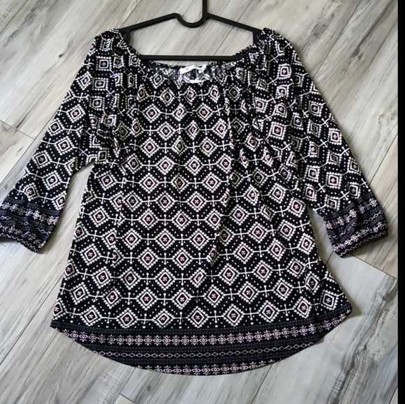 🌷 Gorgeous top with stretchy neckline - Picture 1 of 5